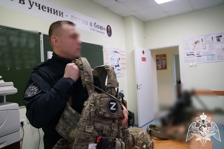 Юнармейцы и учащиеся школы искусств посетили пункт постоянной дислокации карельского СОБР «Карху»