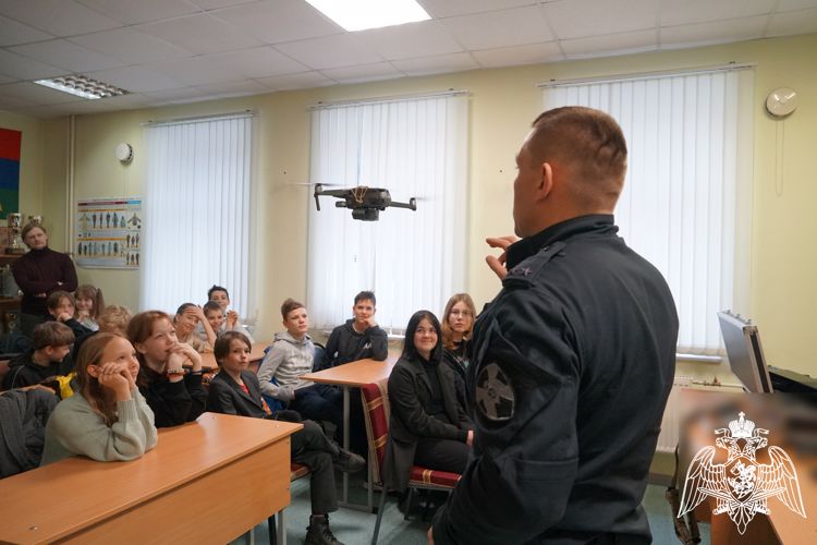 Юнармейцы и учащиеся школы искусств посетили пункт постоянной дислокации карельского СОБР «Карху»