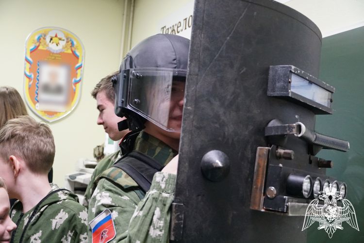 Юнармейцы и учащиеся школы искусств посетили пункт постоянной дислокации карельского СОБР «Карху»