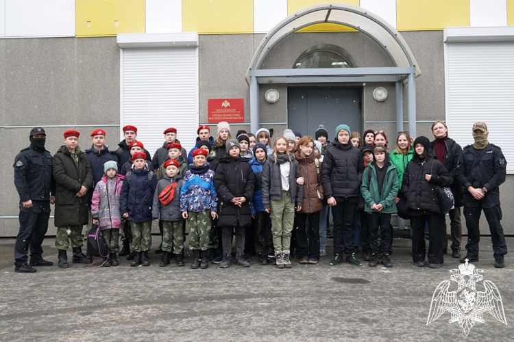 Юнармейцы и учащиеся школы искусств посетили пункт постоянной дислокации карельского СОБР «Карху»