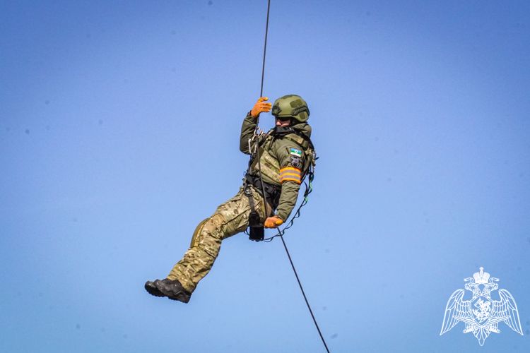 Под Петербургом сотрудники карельского ОМОН «Илвес» отработали беспарашютное десантирование (видео)