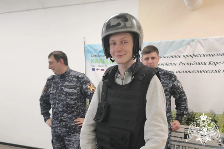 Сотрудники Росгвардии посетили Политехнический колледж в Костомукше