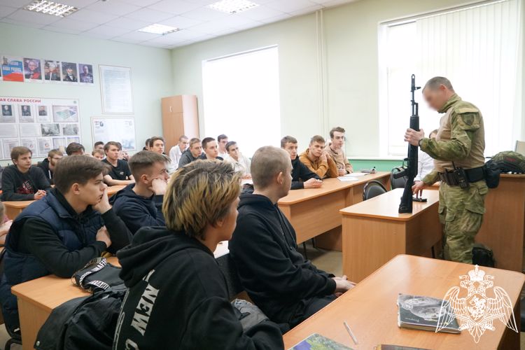 Сотрудники карельского ОМОН «Илвес» провели для студентов мастер-класс по сборке и разборке АК-74