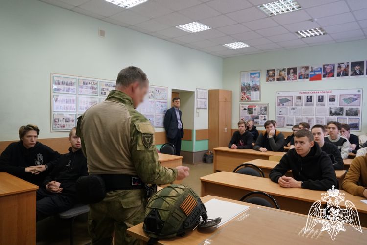 Сотрудники карельского ОМОН «Илвес» провели для студентов мастер-класс по сборке и разборке АК-74