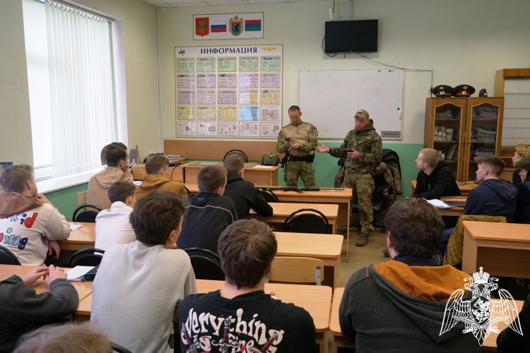 Сотрудники карельского ОМОН «Илвес» провели для студентов мастер-класс по сборке и разборке АК-74