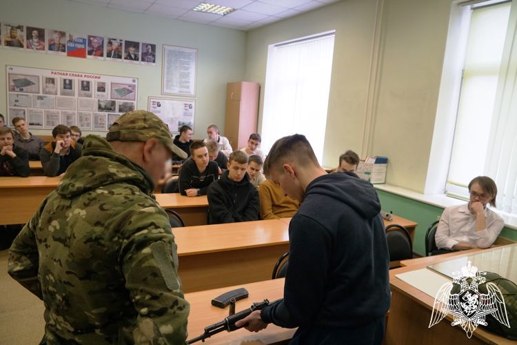 Сотрудники карельского ОМОН «Илвес» провели для студентов мастер-класс по сборке и разборке АК-74