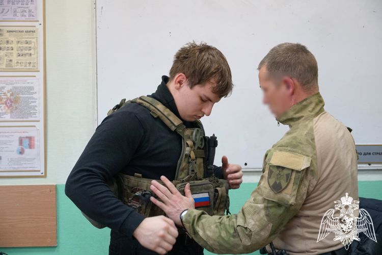Сотрудники карельского ОМОН «Илвес» провели для студентов мастер-класс по сборке и разборке АК-74
