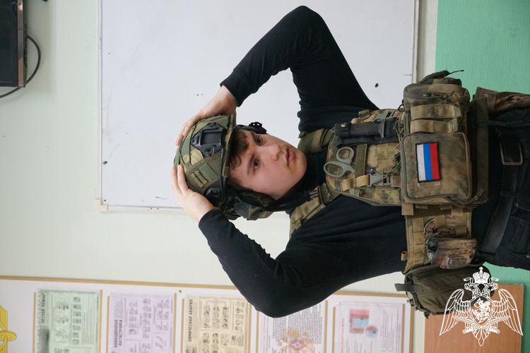 Сотрудники карельского ОМОН «Илвес» провели для студентов мастер-класс по сборке и разборке АК-74
