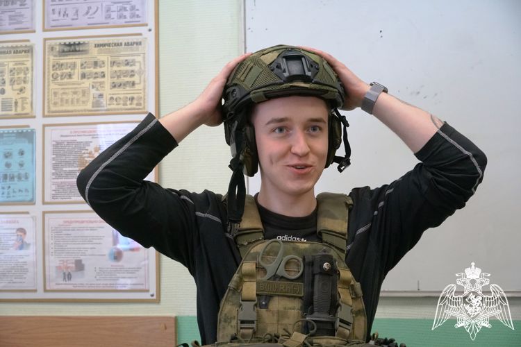 Сотрудники карельского ОМОН «Илвес» провели для студентов мастер-класс по сборке и разборке АК-74