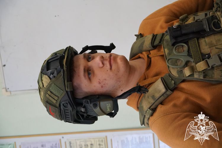 Сотрудники карельского ОМОН «Илвес» провели для студентов мастер-класс по сборке и разборке АК-74