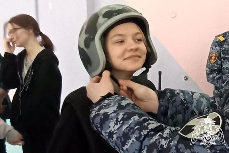 Сотрудники вневедомственной охраны Росгвардии приняли участие в военных сборах для карельских школьников