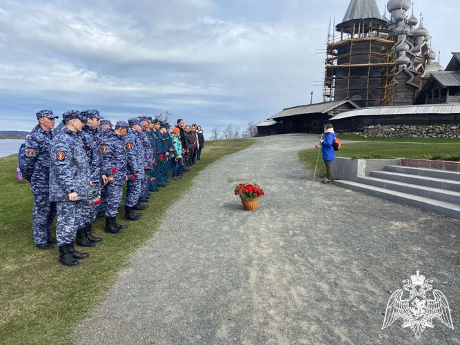 Представители вневедомственной охраны Росгвардии почтили память погибших солдат на острове Кижи