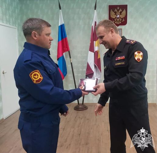 В Карелии начальник территориального управления Росгвардии наградил медалью «За содействие» контролера, спасшего человека