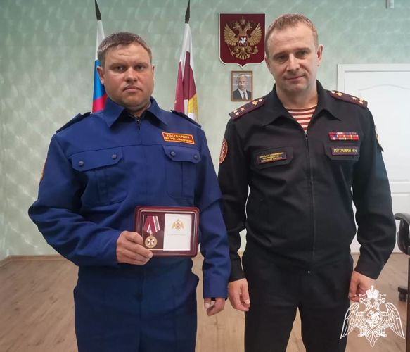 В Карелии начальник территориального управления Росгвардии наградил медалью «За содействие» контролера, спасшего человека