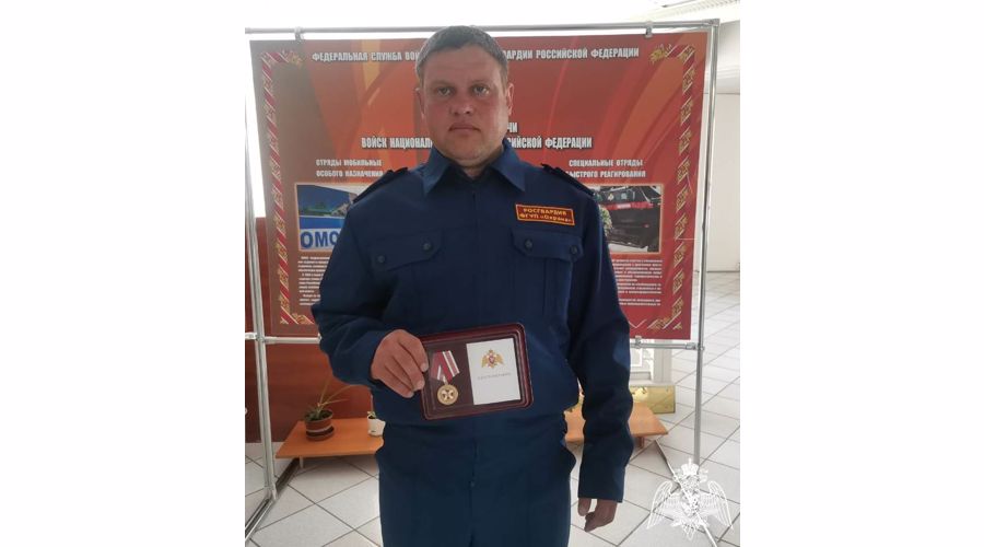 В Карелии начальник территориального управления Росгвардии наградил медалью «За содействие» контролера, спасшего человека