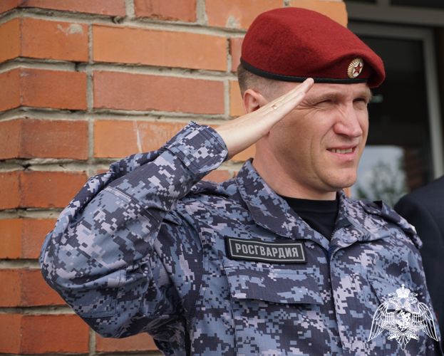 В Карелии руководство Росгвардии приняло участие в торжественной церемонии прощания кадетов подшефного класса со знаменем корпуса