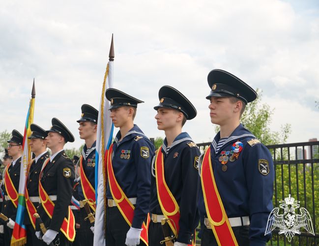 В Карелии руководство Росгвардии приняло участие в торжественной церемонии прощания кадетов подшефного класса со знаменем корпуса