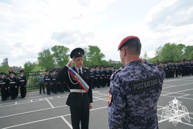 В Карелии руководство Росгвардии приняло участие в торжественной церемонии прощания кадетов подшефного класса со знаменем корпуса