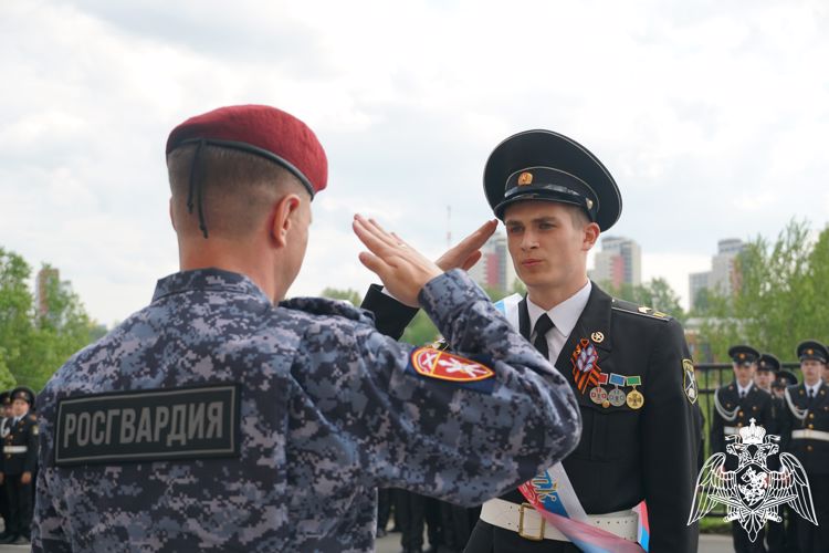 В Карелии руководство Росгвардии приняло участие в торжественной церемонии прощания кадетов подшефного класса со знаменем корпуса