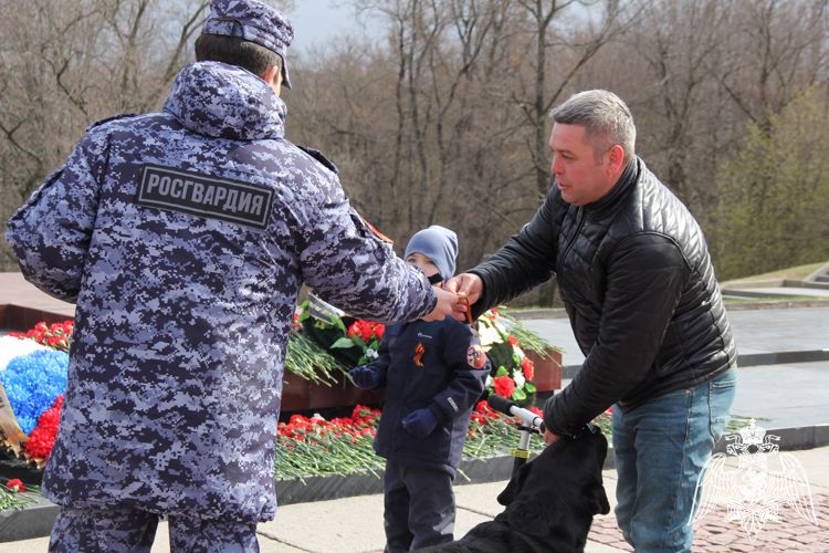 В Петрозаводске представители Росгвардии приняли участие во всероссийской акции «Георгиевская ленточка»
