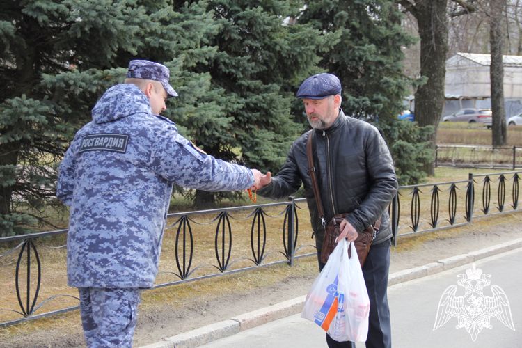 В Петрозаводске представители Росгвардии приняли участие во всероссийской акции «Георгиевская ленточка»