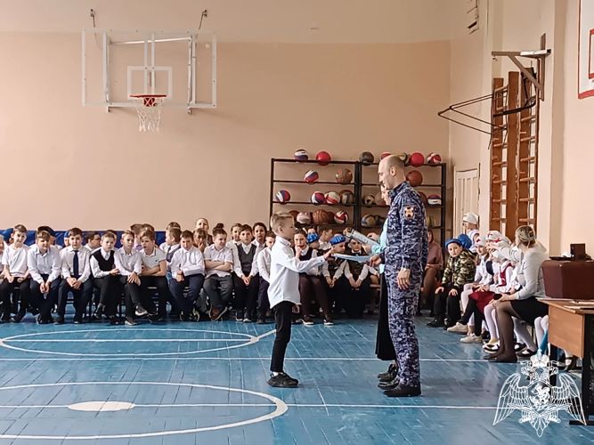 Представители Росгвардии приняли участие в судействе смотра строя и песни в Кеми