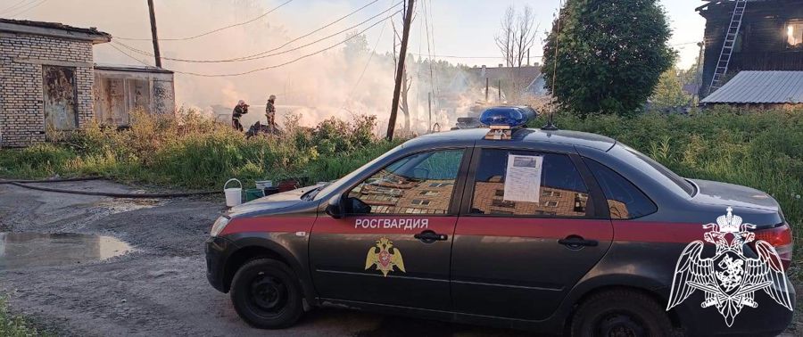 В Карелии росгвардейцы оказали помощь на пожаре