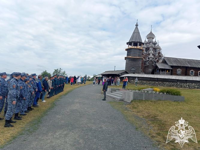Карельские росгвардейцы возложили цветы к братской могиле на острове Кижи