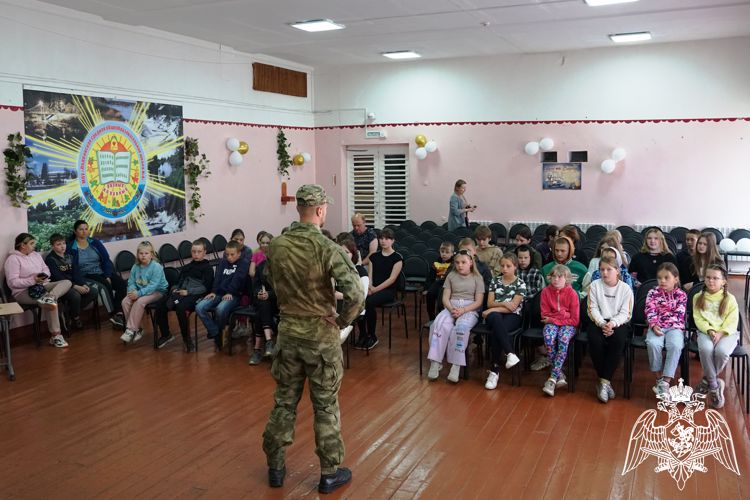 Сотрудник ОМОН «Илвес» провел Урок мужества для воспитанников лагеря