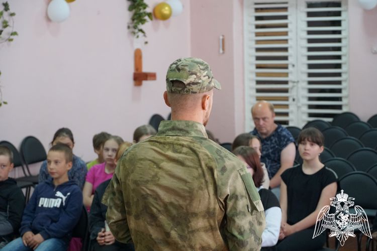 Сотрудник ОМОН «Илвес» провел Урок мужества для воспитанников лагеря