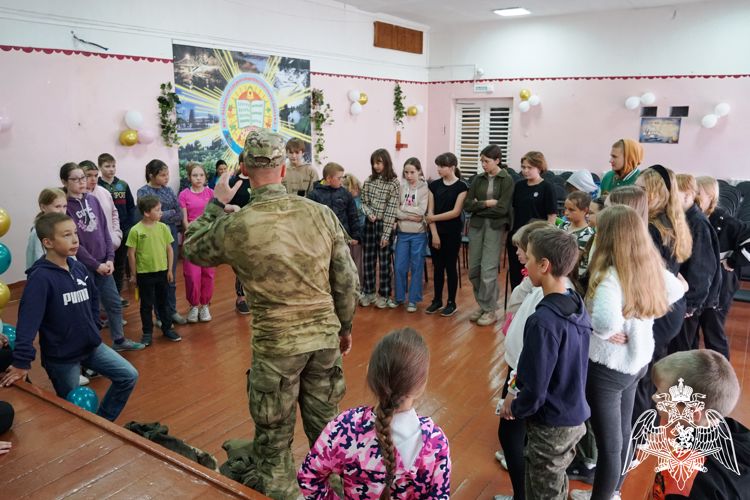 Сотрудник ОМОН «Илвес» провел Урок мужества для воспитанников лагеря