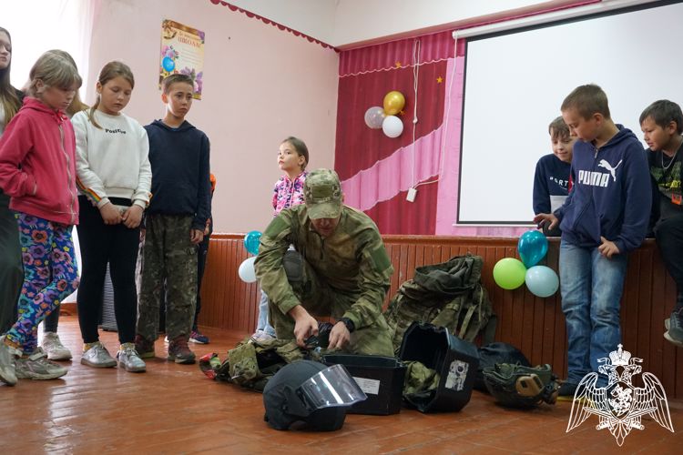 Сотрудник ОМОН «Илвес» провел Урок мужества для воспитанников лагеря