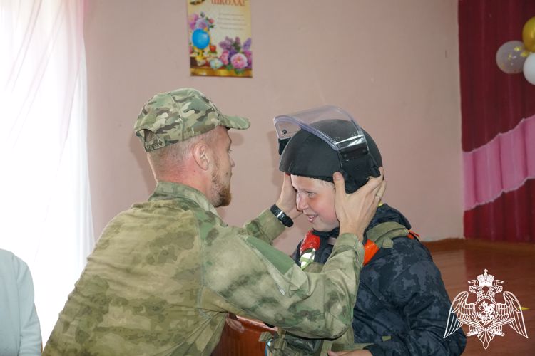 Сотрудник ОМОН «Илвес» провел Урок мужества для воспитанников лагеря