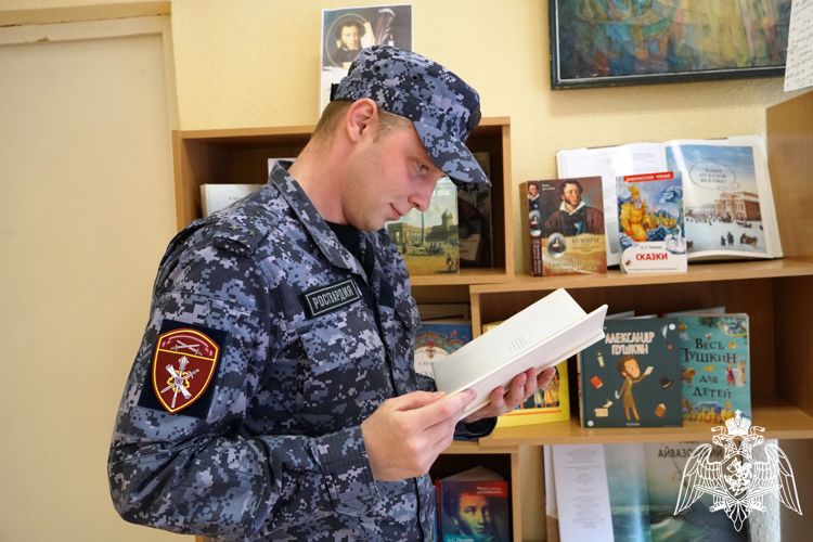 Офицер Росгвардии из Карелии присоединился к акции, приуроченной ко дню рождения А.С. Пушкина (ВИДЕО)