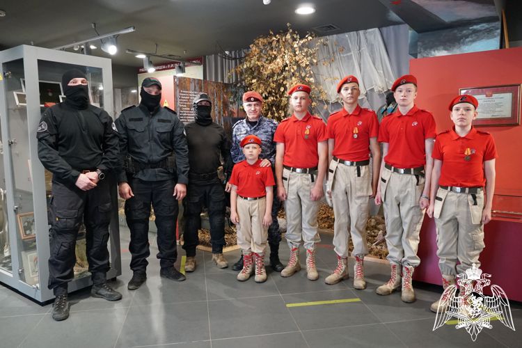 Росгвардейцы вместе с юнармейцами прочитали стихи в преддверии Дня памяти и скорби (ВИДЕО)