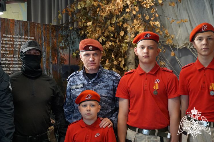 Росгвардейцы вместе с юнармейцами прочитали стихи в преддверии Дня памяти и скорби (ВИДЕО)