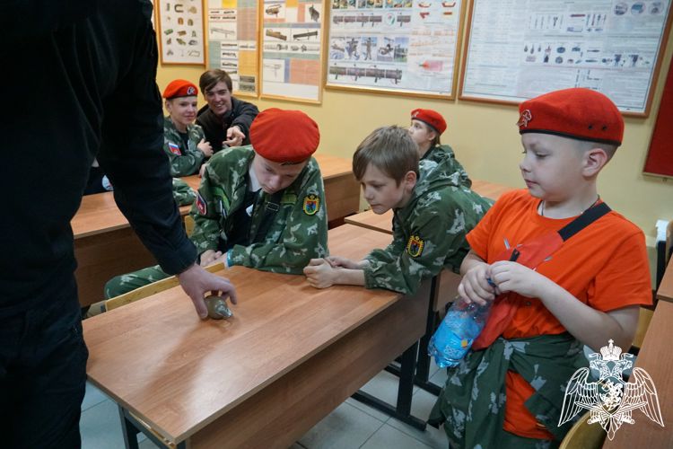 Юнармейцы Карелии провели день в отряде спецназа Росгвардии