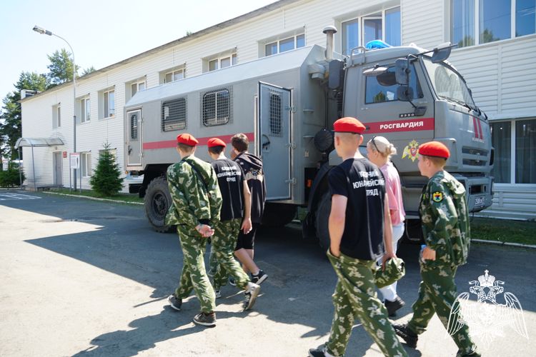 Юнармейцы Карелии провели день в отряде спецназа Росгвардии