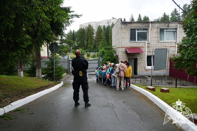 В рамках акции «Каникулы с Росгвардией» воспитанники детского лагеря посетили ОМОН «Илвес» (ВИДЕО)