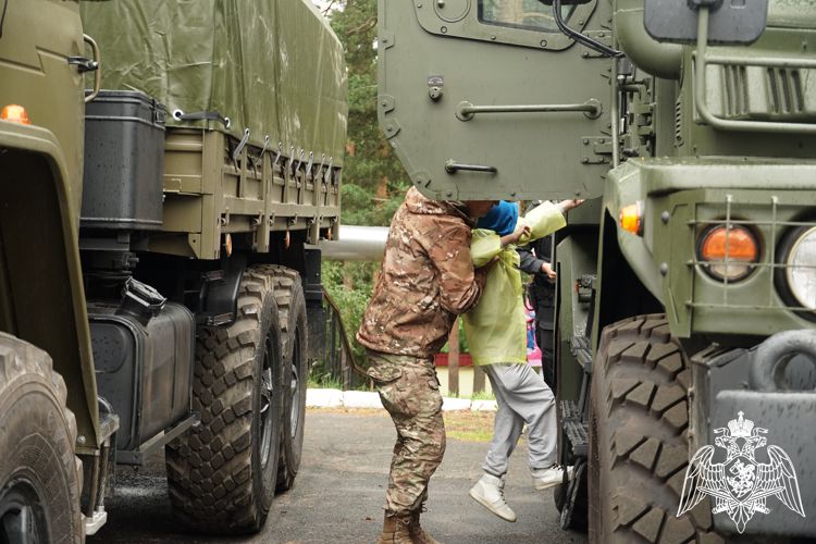В рамках акции «Каникулы с Росгвардией» воспитанники детского лагеря посетили ОМОН «Илвес» (ВИДЕО)