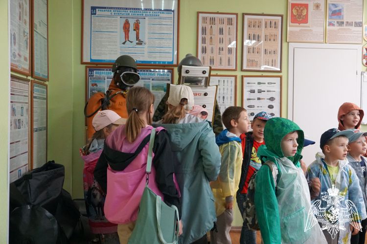 В рамках акции «Каникулы с Росгвардией» воспитанники детского лагеря посетили ОМОН «Илвес» (ВИДЕО)