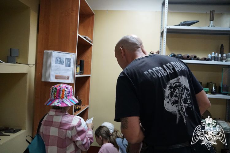 В рамках акции «Каникулы с Росгвардией» воспитанники детского лагеря посетили ОМОН «Илвес» (ВИДЕО)