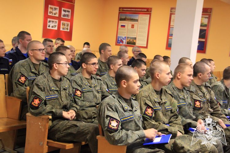 В Карелии офицеры вневедомственной охраны рассказали призывникам о возможности службы в подразделениях Росгвардии