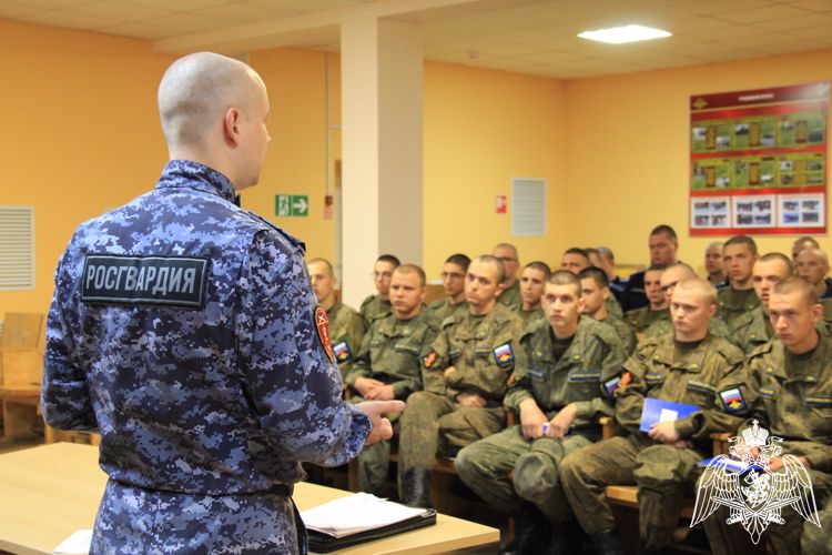 В Карелии офицеры вневедомственной охраны рассказали призывникам о возможности службы в подразделениях Росгвардии