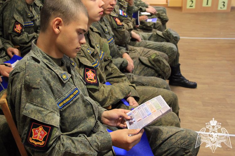 В Карелии офицеры вневедомственной охраны рассказали призывникам о возможности службы в подразделениях Росгвардии