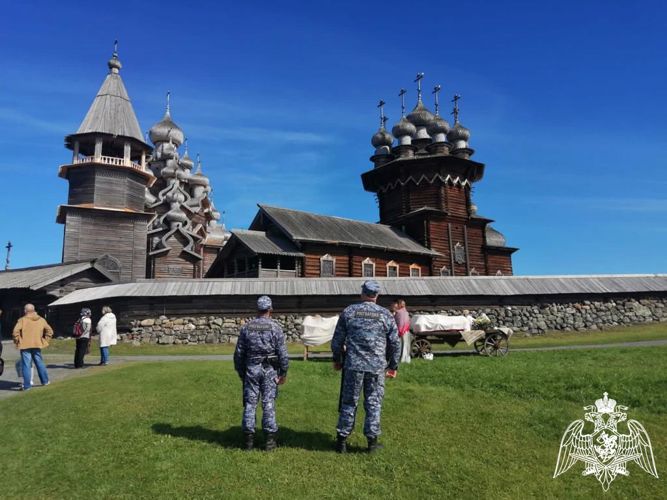 Сотрудники вневедомственной охраны Росгвардии обеспечили безопасность празднования Преображения Господня на острове Кижи