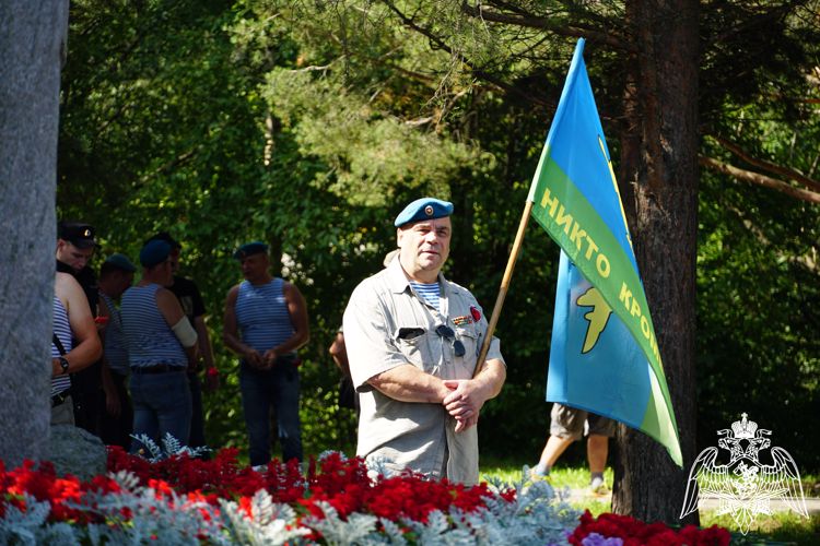 В Карелии руководство Росгвардии приняло участие в мероприятиях по случаю Дня Воздушно-десантных войск РФ (видео)
