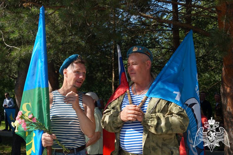 В Карелии руководство Росгвардии приняло участие в мероприятиях по случаю Дня Воздушно-десантных войск РФ (видео)