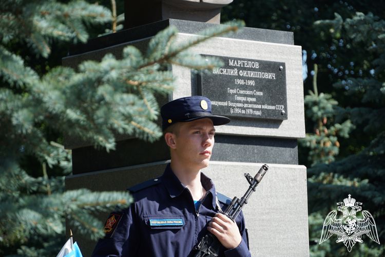 В Карелии руководство Росгвардии приняло участие в мероприятиях по случаю Дня Воздушно-десантных войск РФ (видео)