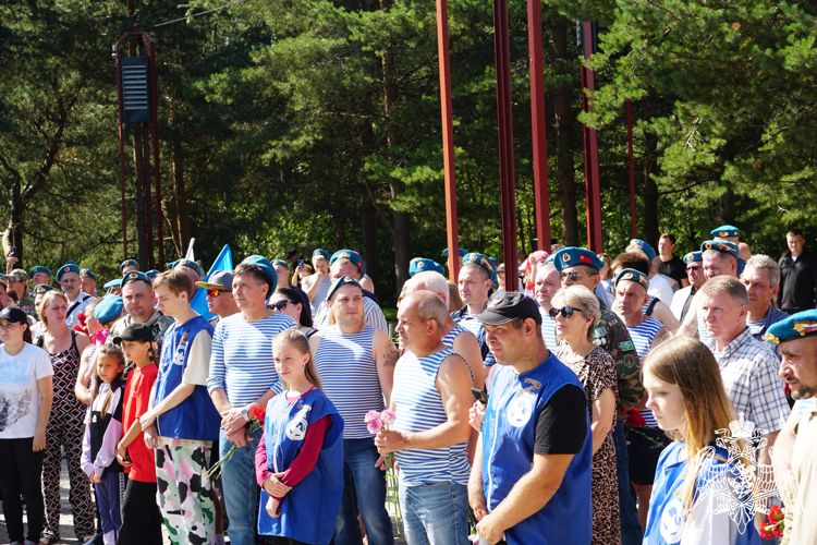 В Карелии руководство Росгвардии приняло участие в мероприятиях по случаю Дня Воздушно-десантных войск РФ (видео)